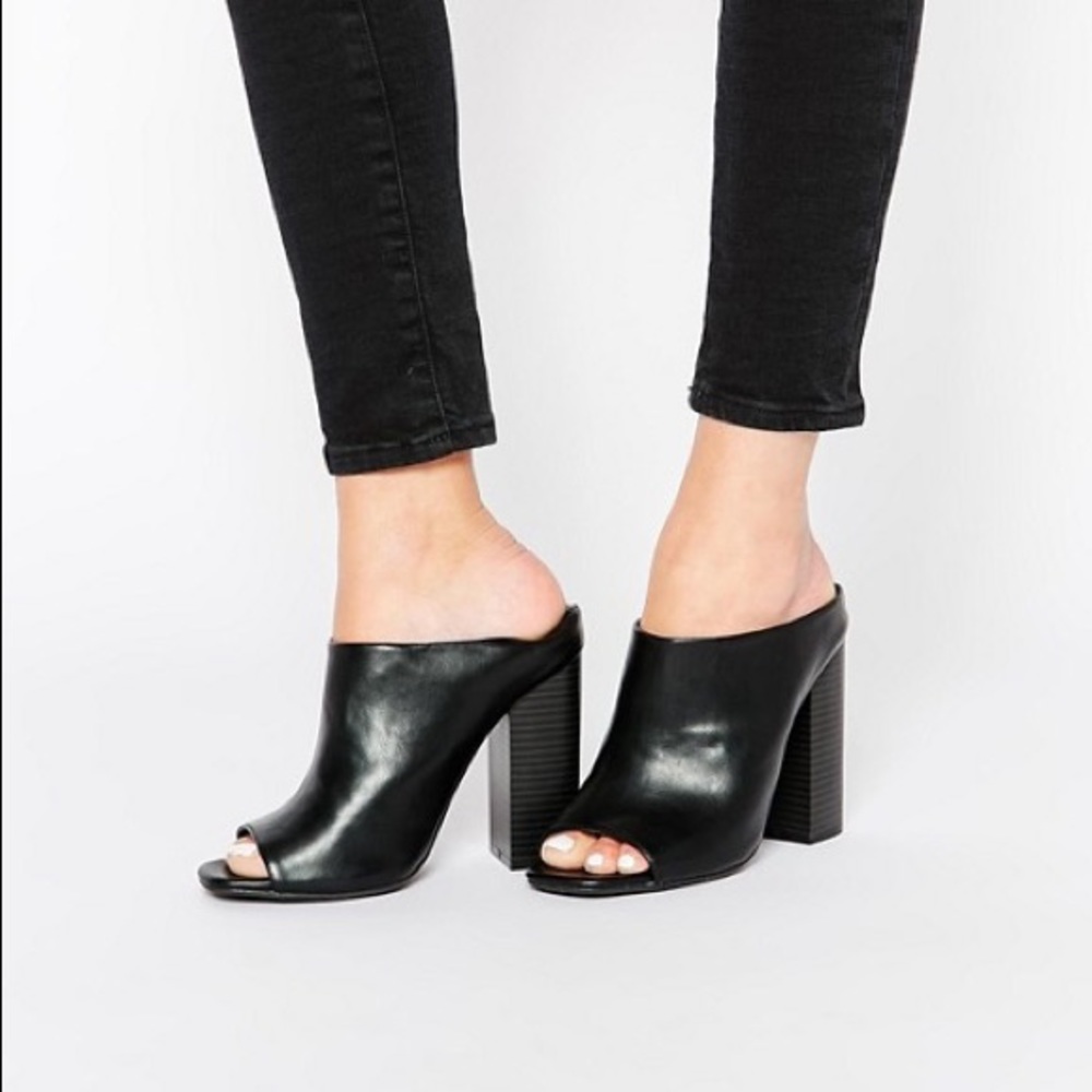 Black heeled mule
